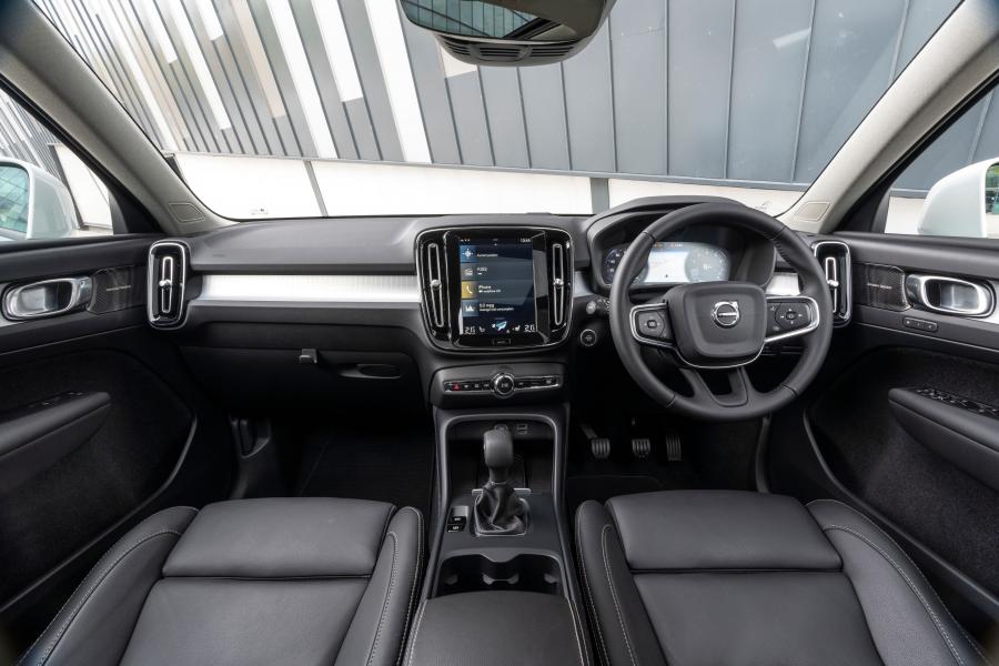 Торпедо Volvo XC40 T3 Momentum 2018 года  (UK) (фото 7 из 40)